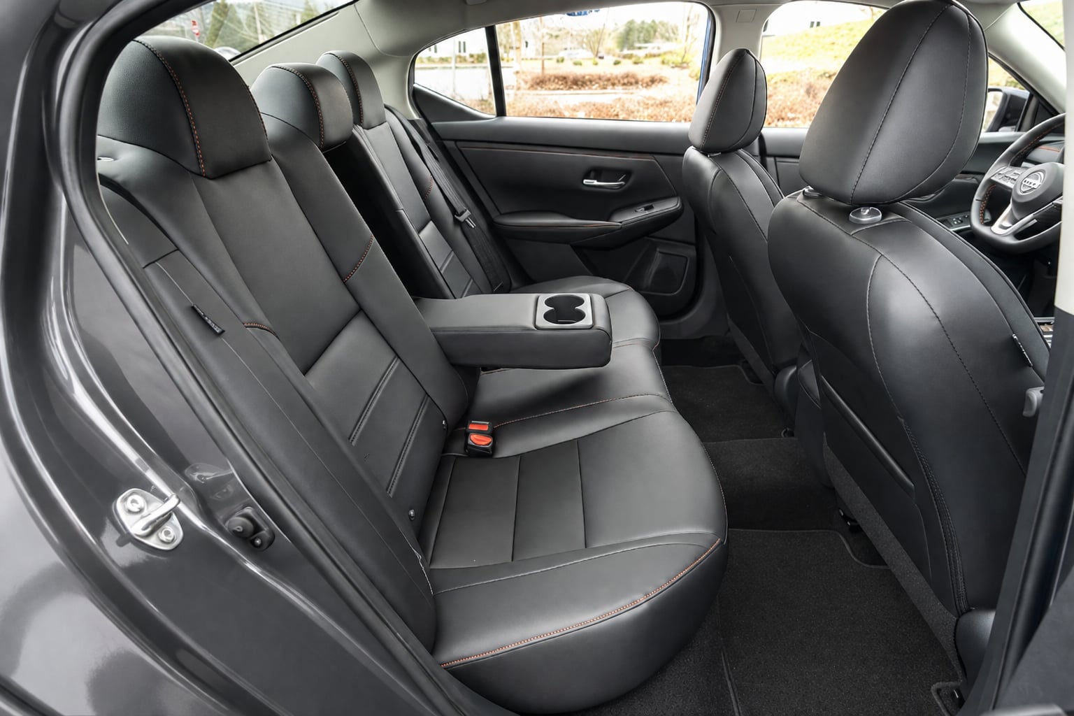 Asientos traseros del Nissan Sentra SR — habitáculo en cuero